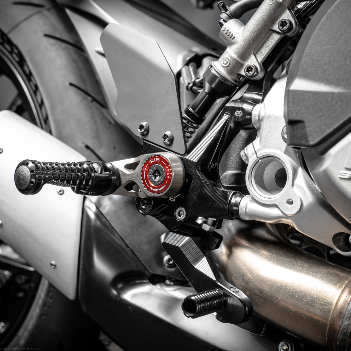 MUE2 Adjustable Rearsets by Gilles Tooling Ducati / Streetfighter V2 ...